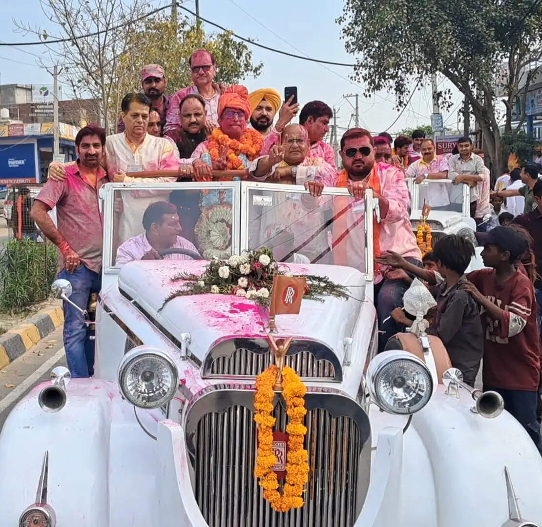 नवनियुक्त प्रधान सज्जन सोनी को गाड़ी में बैठाकर ढोल-नगाड़ों और गुलाल के साथ जीत का जश्न मनाते स्वर्णकार समाज के लोग