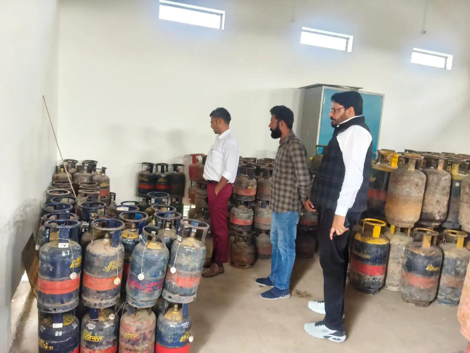 अधिकारियों ने किया गैस एजेंसियों का निरीक्षण
