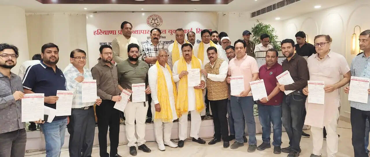 बजरंग गर्ग सिरसा में नव-नियुक्त युवा प्रधान हेमंत गुप्ता और अन्य पदाधिकारियों को नियुक्ति पत्र सौंपते हुए और पूरी टीम के साथ समूह चित्र