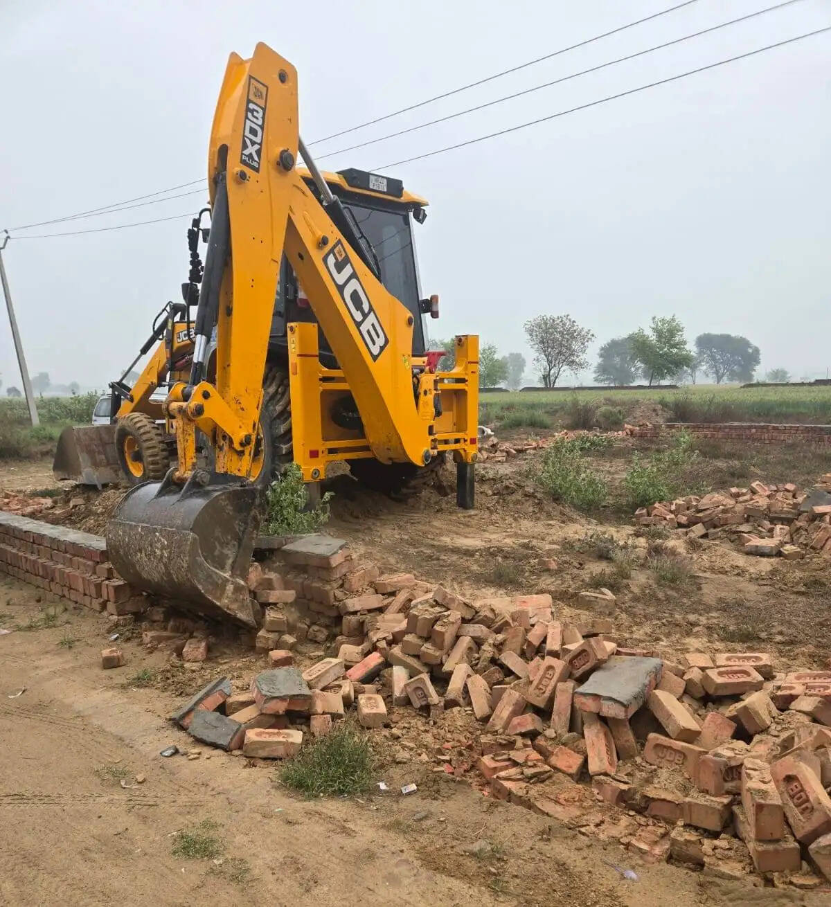 ऐलनाबाद में चला पीला पंजा डीटीपी ने अवैध निर्माण को तोड़ा