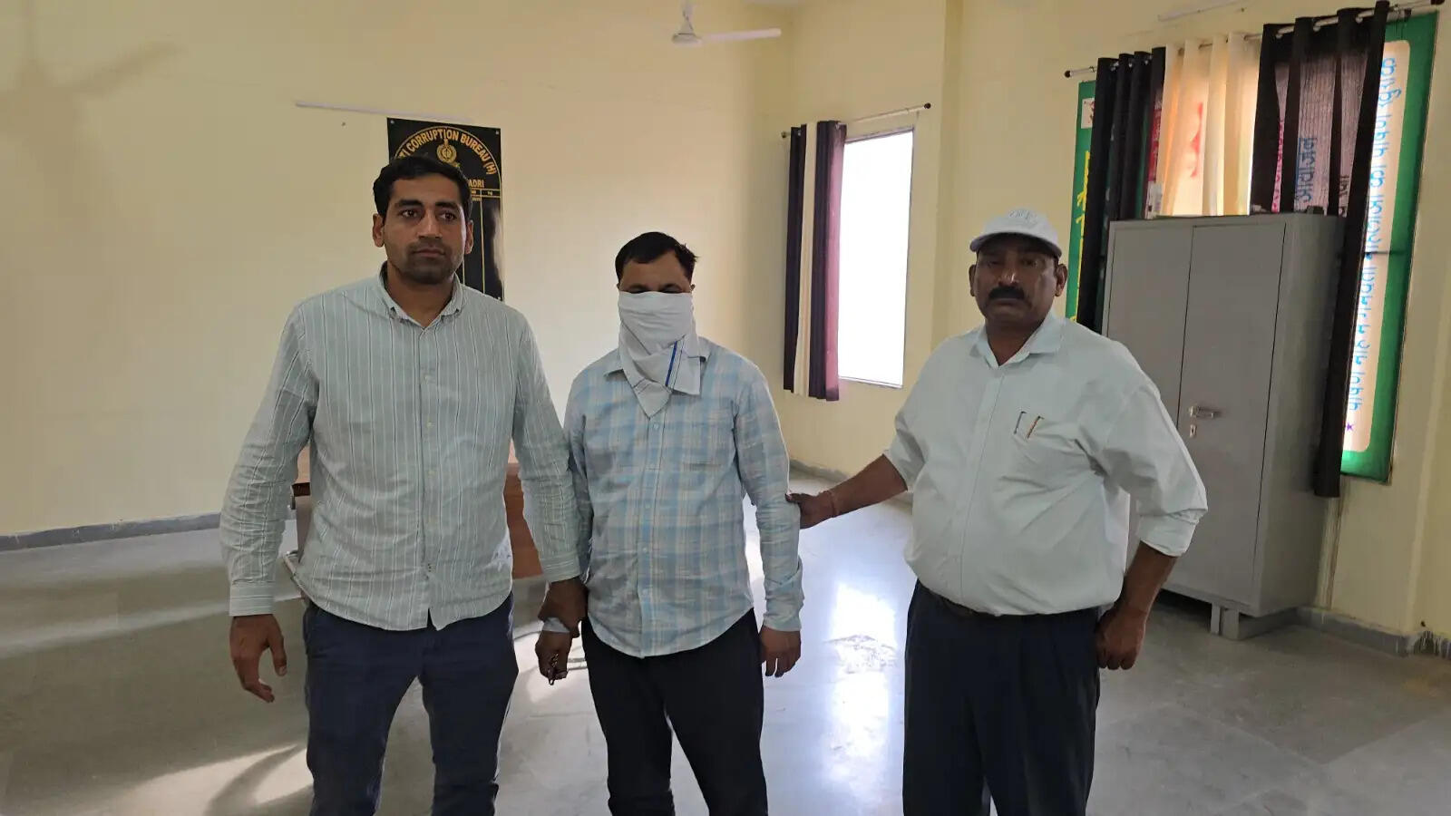 चरखी दादरी लघु सचिवालय में रिश्वत लेते गिरफ्तार क्लर्क और जांच करती एसीबी टीम