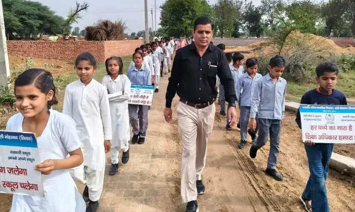 अली मोहम्मद स्कूल में प्रवेश उत्सव के दौरान विद्यार्थियों द्वारा निकाली गई जागरूकता रैली1