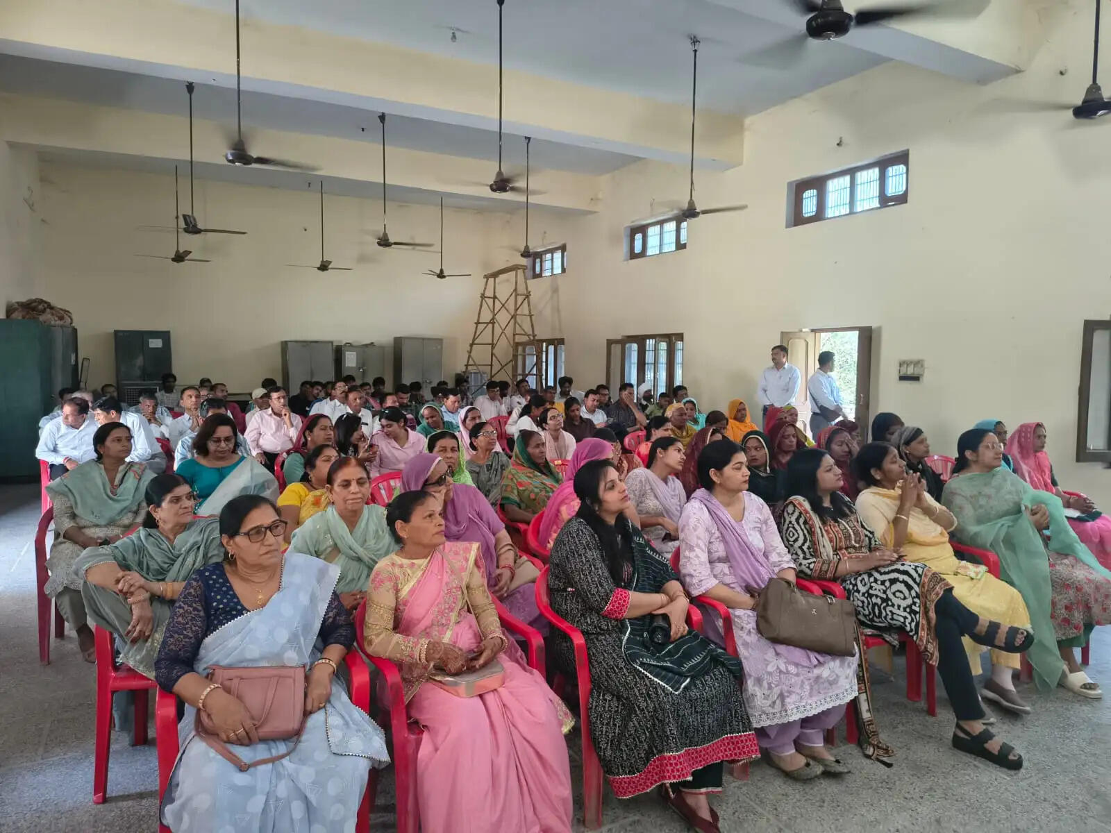 सिरसा में अंतर्राष्ट्रीय महिला दिवस के अवसर पर आयोजित विचार गोष्ठी में संबोधित करतीं वक्ता