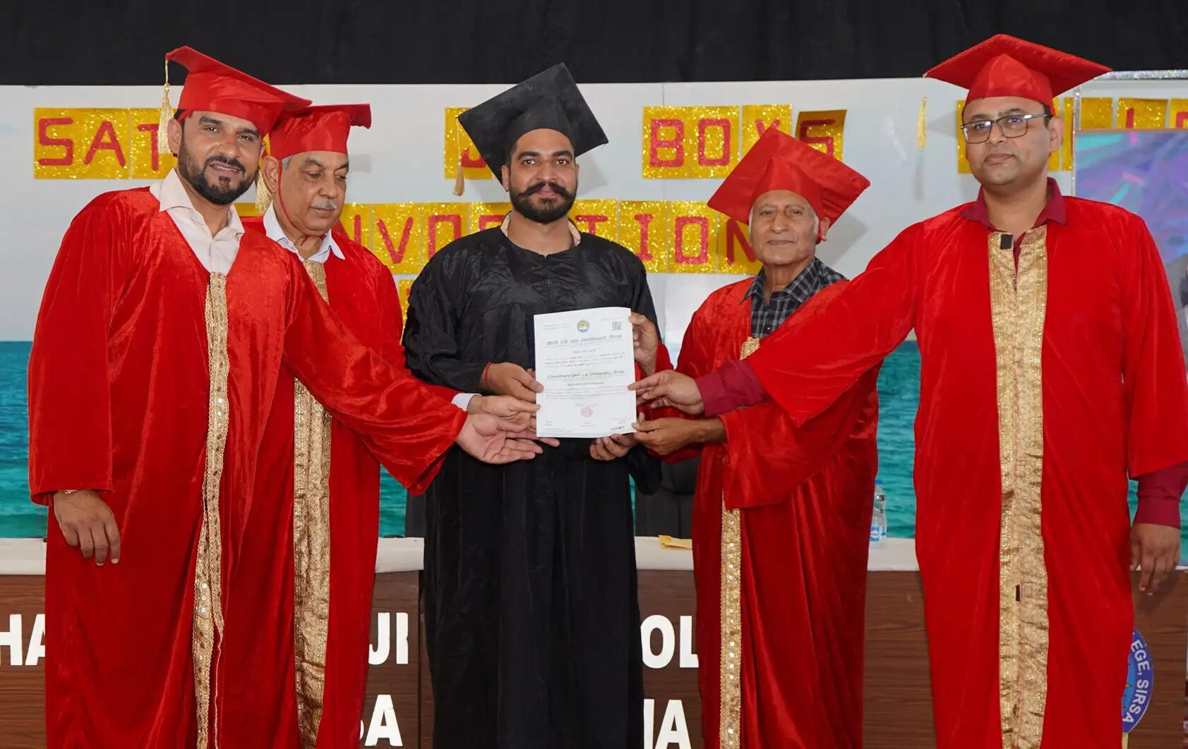 शाह सतनाम जी बॉयज कॉलेज सिरसा में दीक्षांत समारोह के दौरान डिग्री लेते छात्र