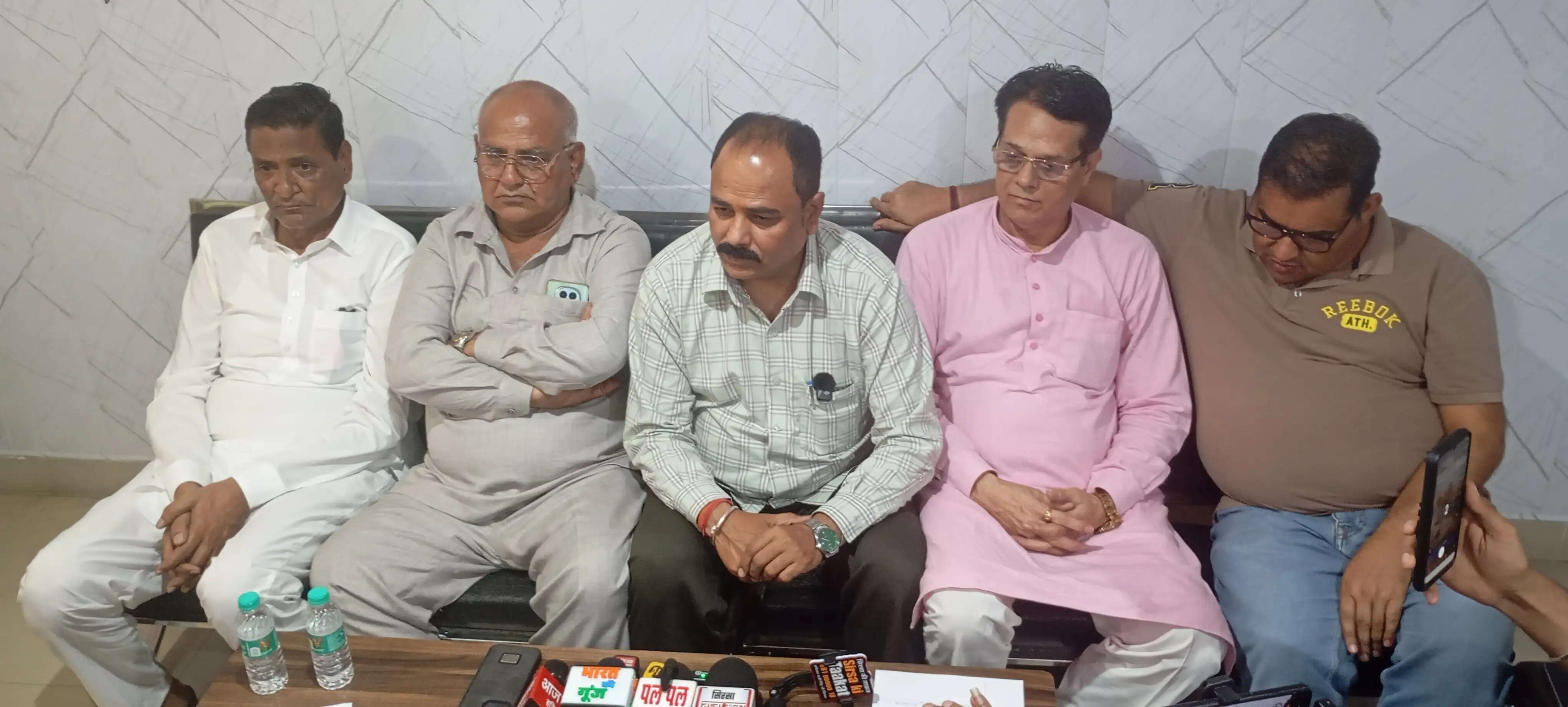 सिरसा स्वर्णकार संघ के चुनाव विवाद को लेकर प्रेस वार्ता करते राजकुमार सोनी और अन्य पदाधिकारी।